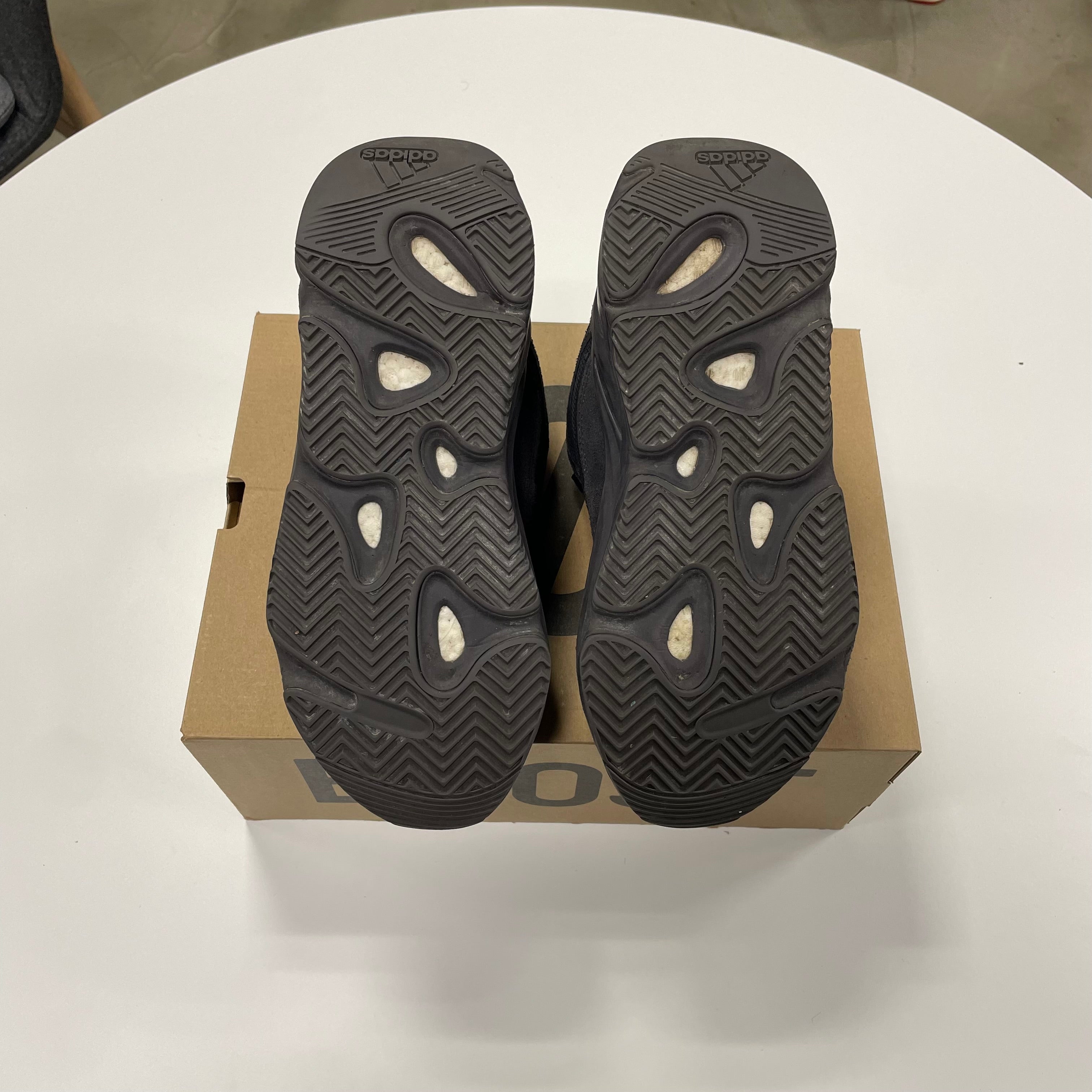 Yeezy 700 V2 'Vanta' (9.5) Used