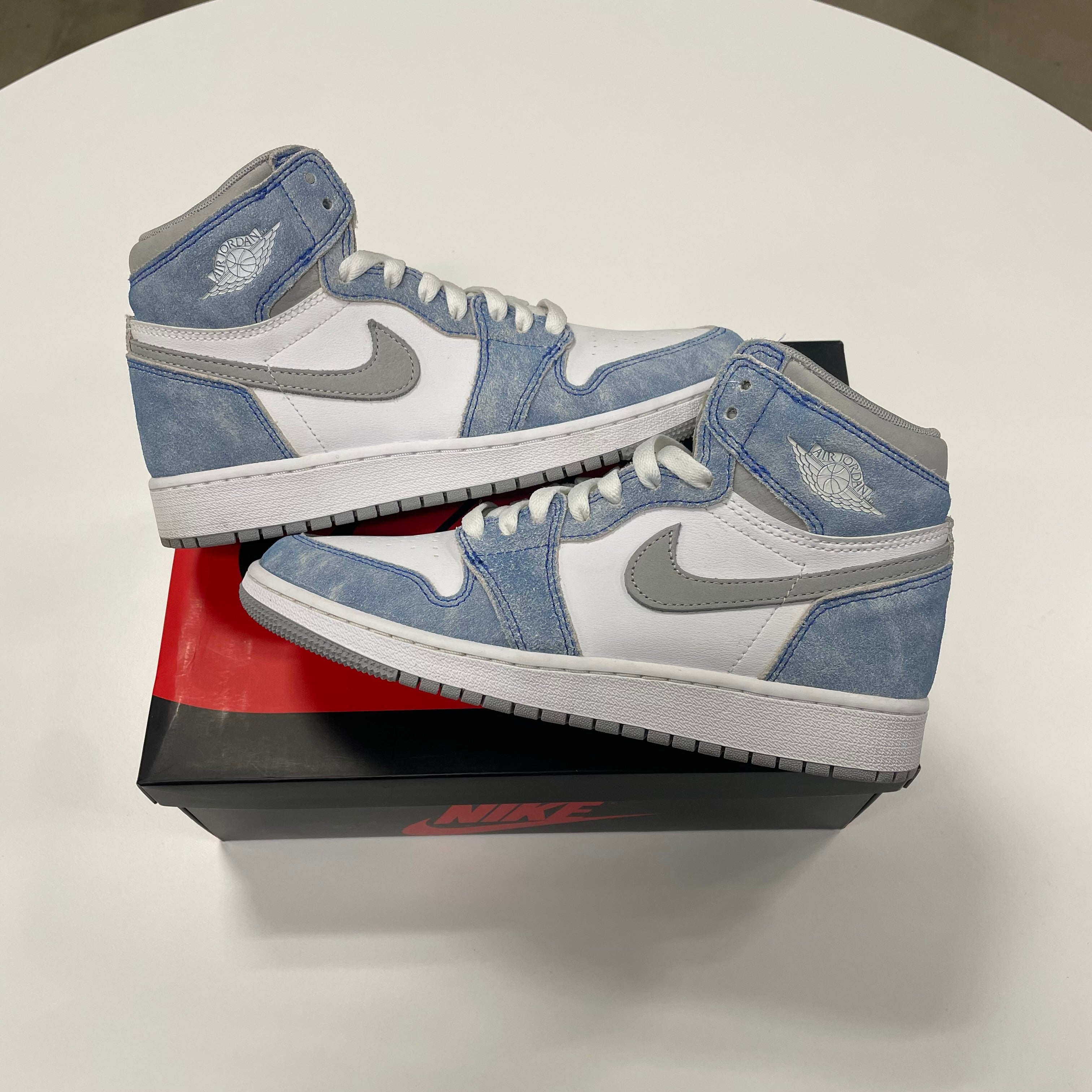 Air Jordan 1 High 'Hyper Royal' (5.5) Used