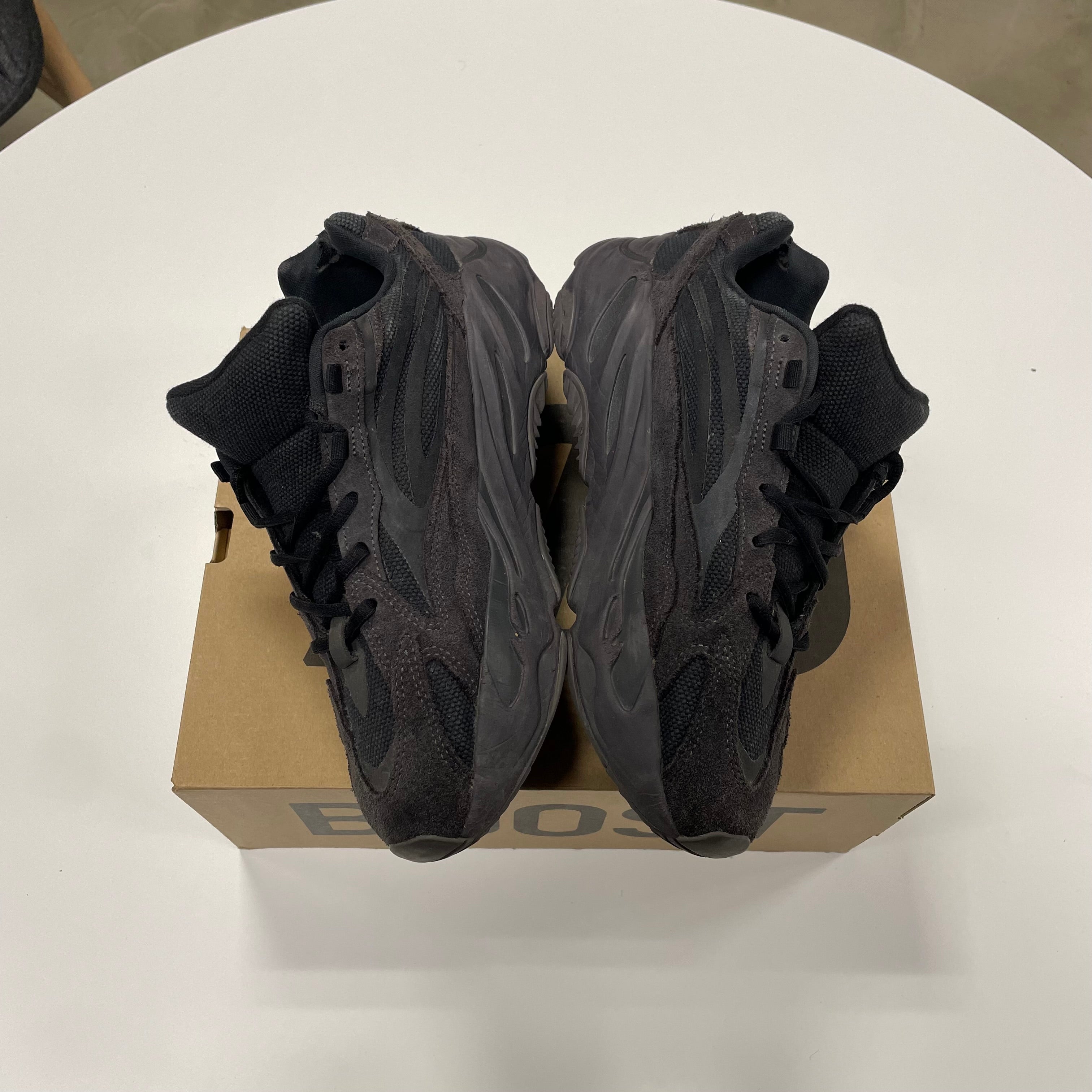 Yeezy 700 V2 'Vanta' (9.5) Used